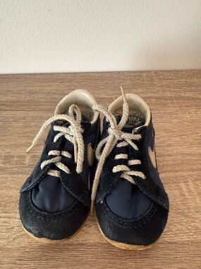 Preowned infant size 4 Vintage Blue and White Nike Lace up Shoes